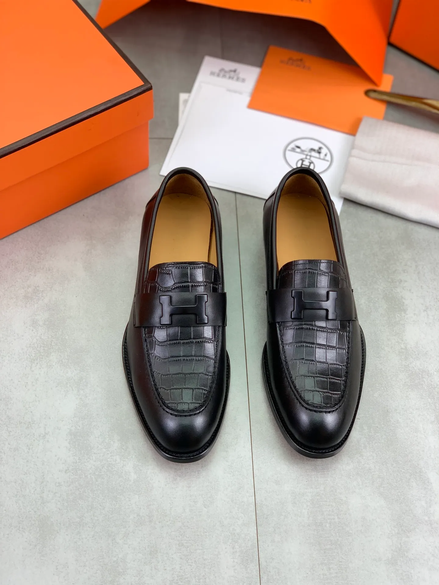 Factory price P980 💰💎💎💎 Original genuine leather outsole Brand: Hermès Grade: Same as the official website Original quality materials: Original soft calfskin Water-dyed cowhide lining Original Italian genuine leather outsole Style categories: Men's fashion Formal casual leather shoes Slip-on men's shoes series Young fashion European and American trends British style Code number: 39-45 (38.46 can be customized)
